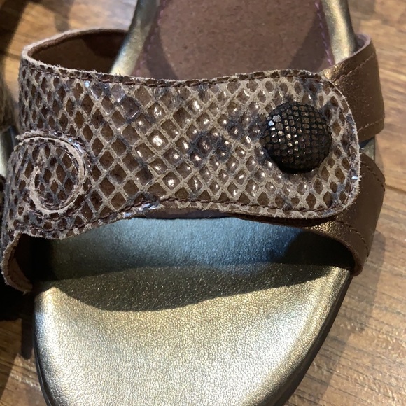 Aravon womens Medici Sandal Heeled Sandal - Picture 3 of 14